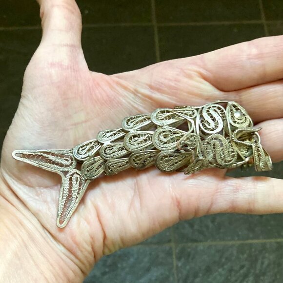 Large vintage articulated filigree fish pendant - Picture 5 of 6